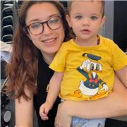 Profesora de primaria imparte clases de forma online o presencial